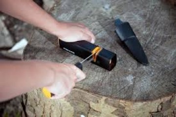 Dispozitiv pentru ascutit topoare si cutite FISKARS Xsharp